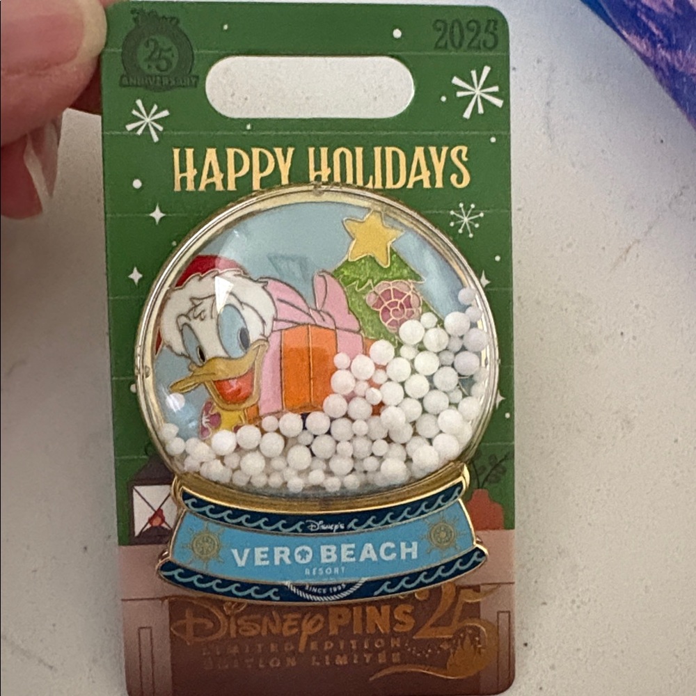 Disney 2025 Vero Beach snow globe Daisy duck pin new